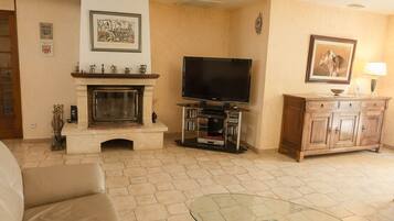 TV, caminetto, libri