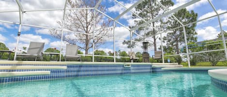 Una piscina al aire libre, una piscina climatizada