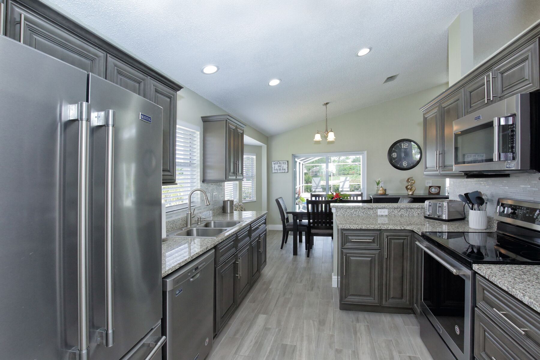 ثلاجة، ميكر وويف، فرن، موقد طهي مسطح