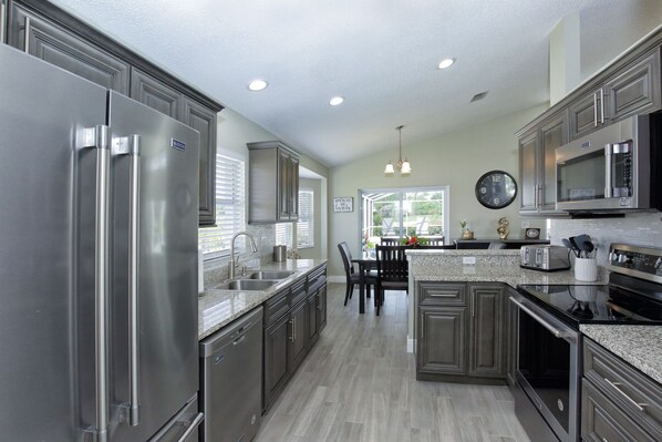 Refrigerador, microondas, horno y parrilla de estufa 