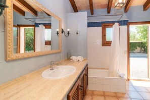 Badewanne, Haartrockner, Handtücher
