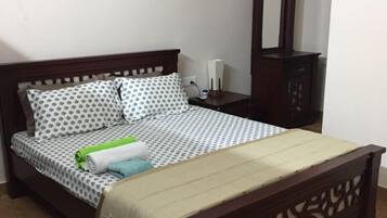 4 bedrooms, iron/ironing board, WiFi, bed sheets