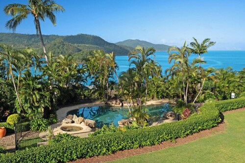 2 bedroom oceanview apartment with golf buggy