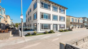 Un edificio a più piani con un balcone, una segnaletica che indica le normative e una vista libera sulla strada.