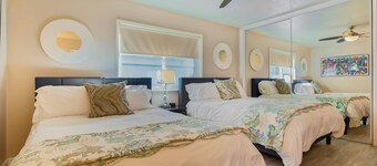 Right on the Famous Mission Beach Boardwalk - Sleeps up to 18 on Ground Floor - Best location in Mission Beach