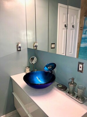 A bathroom with a blue basin, a mirror, and a white countertop. - Right on the Famous Mission Beach Boardwalk - Sleeps 2 on Ground Floor - Best location in Mission Beach (San Diego)