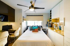 1 habitación, escritorio y tabla de planchar con plancha