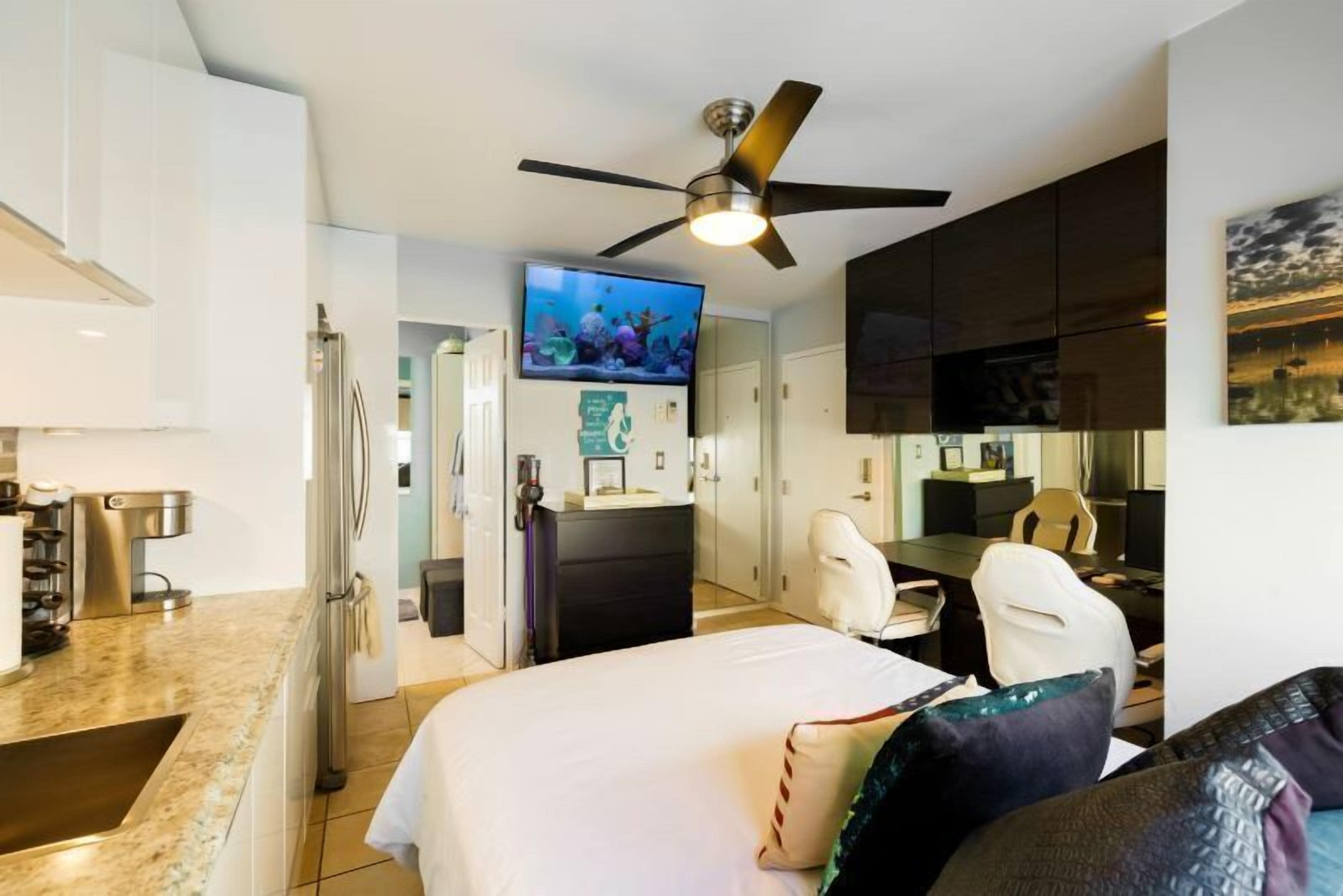 1 soverom, skrivebord, strykejern/-brett og internett