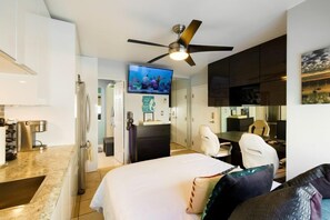 1 slaapkamer, een bureau, een strijkplank/strijkijzer, snel internet