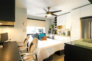 Een koelkast, een microgolfoven, een oven, een kookplaat