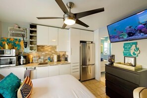 Refrigerador, microondas, horno, placa de cocina