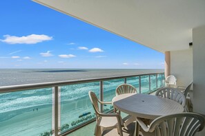 Outdoor dining - Large Tropical Oceanfront Condo, Outdoor Pools | Crescent Keyes - 1104 (North Myrtle Beach)