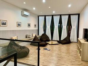Living area - Stay Inn Hostel Jakarta - Adults only (Jakarta)
