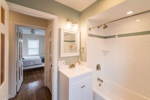 Ensemble douche/baignoire, sèche-cheveux, serviettes fournies, savon