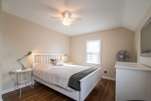 3 slaapkamers, een strijkplank/strijkijzer, wifi, beddengoed