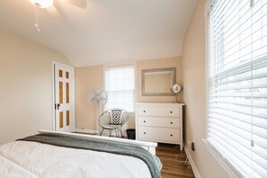 3 bedrooms, iron/ironing board, WiFi, bed sheets - Completely Remodeled Exterior And Interior - We're Ready To Host You !  (Cleveland Heights)