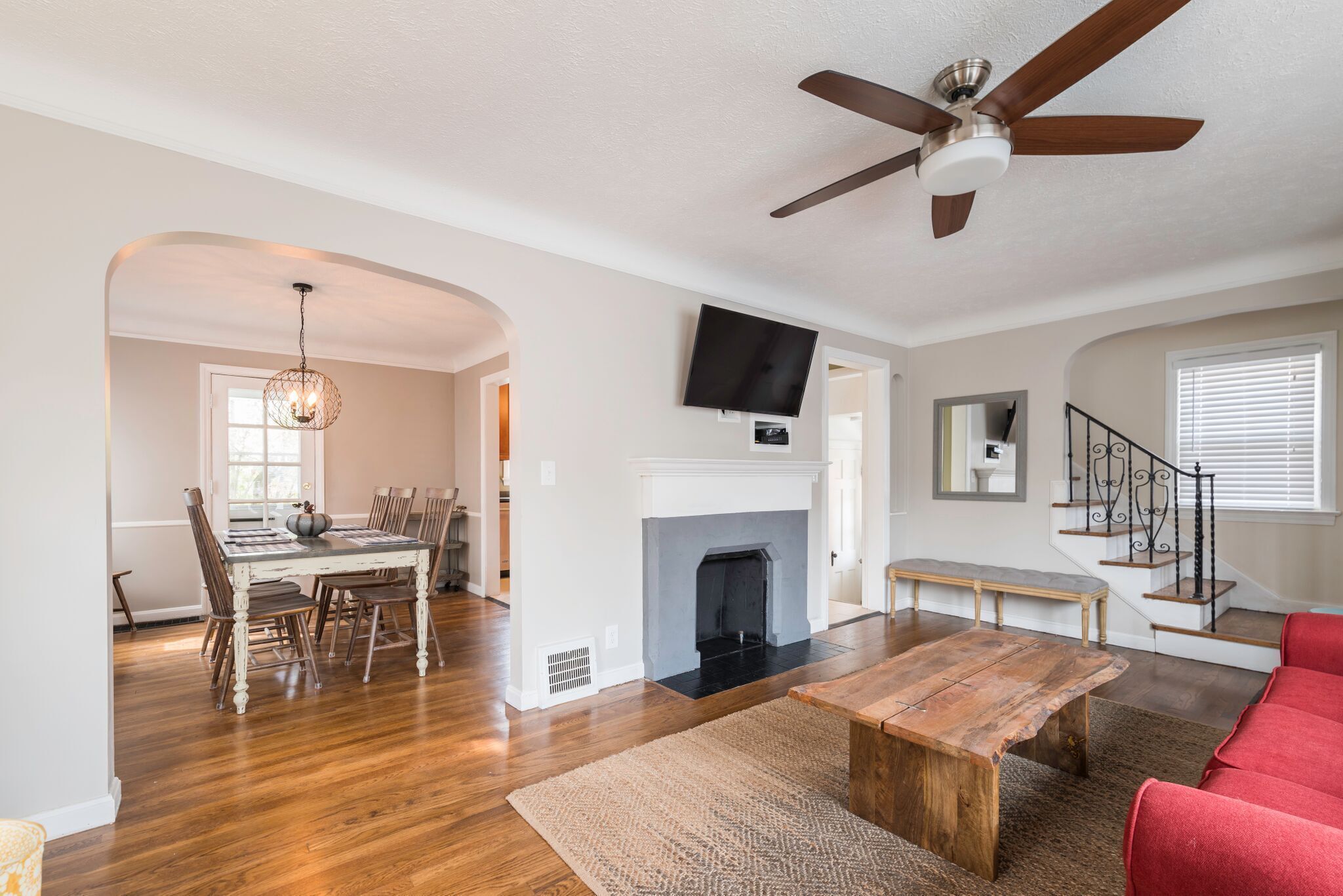 Smart-tv, een open haard en een dvd-speler