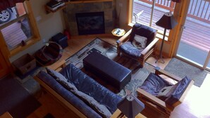 Una sala de estar acogedora con un sofá, un sillón y una chimenea.