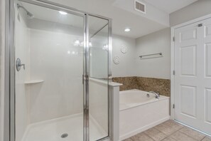 Combined shower/bathtub, jetted bath, towels