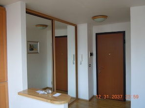 32-inch Smart TV with cable channels, TV - Praga Town Center (Prague)