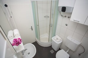 Comfort-Apartment, 1 Queen-Bett und Schlafsofa | Badezimmer | Dusche, Regendusche, kostenlose Toilettenartikel, Haartrockner