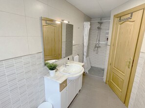 Ensemble douche/baignoire, sèche-cheveux, bidet, serviettes fournies