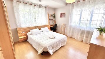 4 slaapkamers, een bureau, een strijkplank/strijkijzer, reisbedje