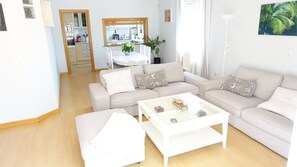 Smart TV, mesa de ping pong, libros