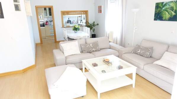 تلفزيون ذكي، تنس طاولة، كُتُب