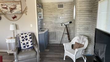 Smart TV, DVD player, livros, aparelho de som