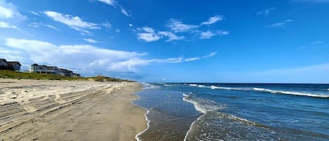 靠近海滩、沙滩椅