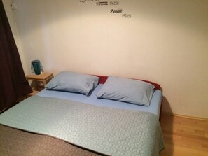 1 habitación, tabla de planchar con plancha, wifi y ropa de cama