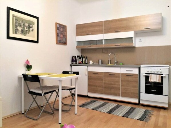 Oven, stovetop, cookware/dishes/utensils, paper towels