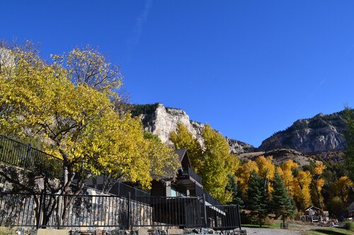 Luxurious Lodging in the Wind River Canyon