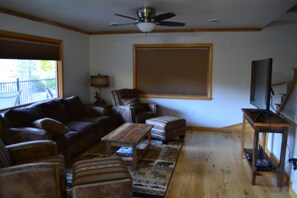 Téléviseur connecté, foyer, lecteur de DVD, table de baby-foot