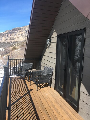 Luxurious Lodging in the Wind River Canyon