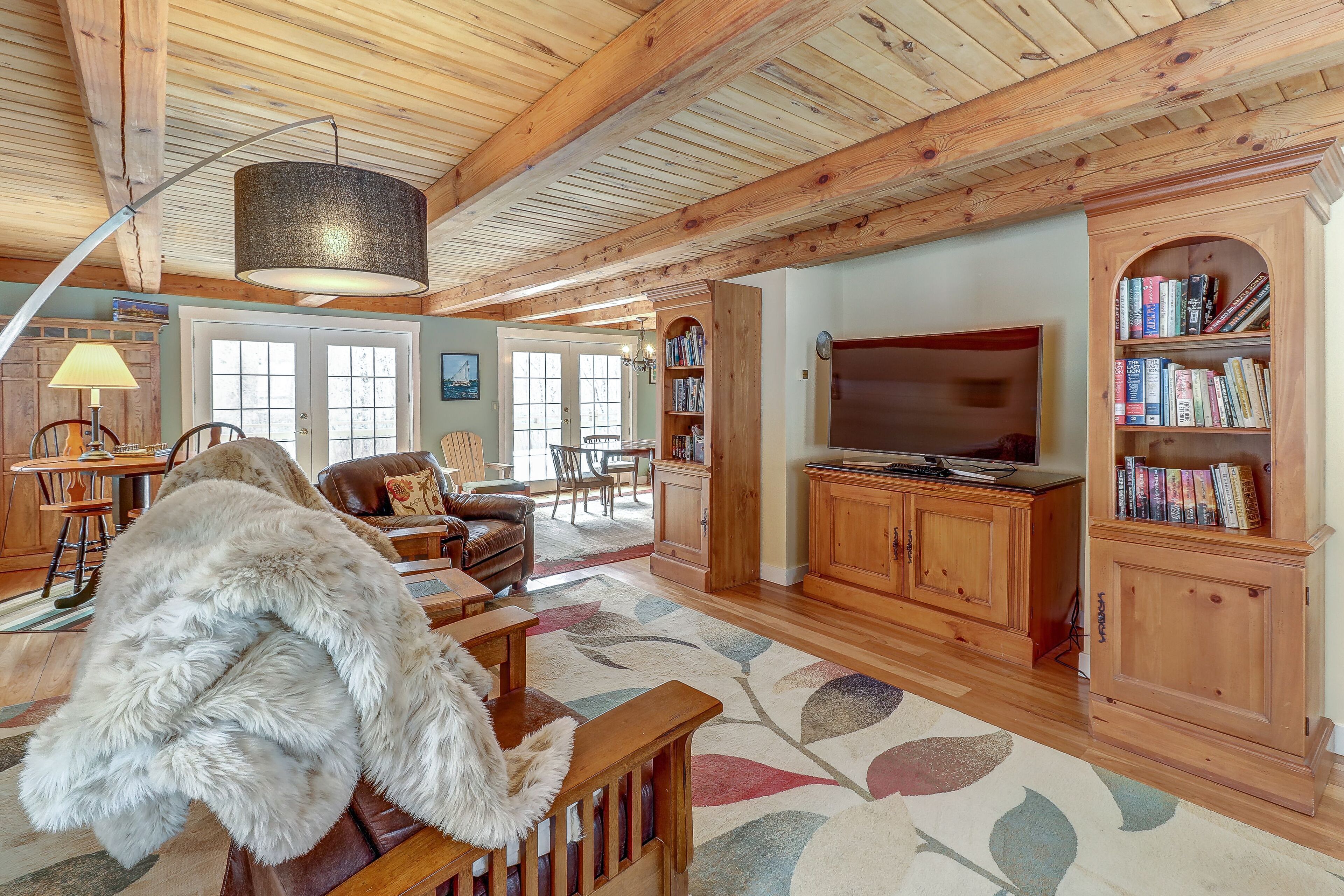 Cozy home w/ great deck, jetted tub & fireplace - watch the leaves change