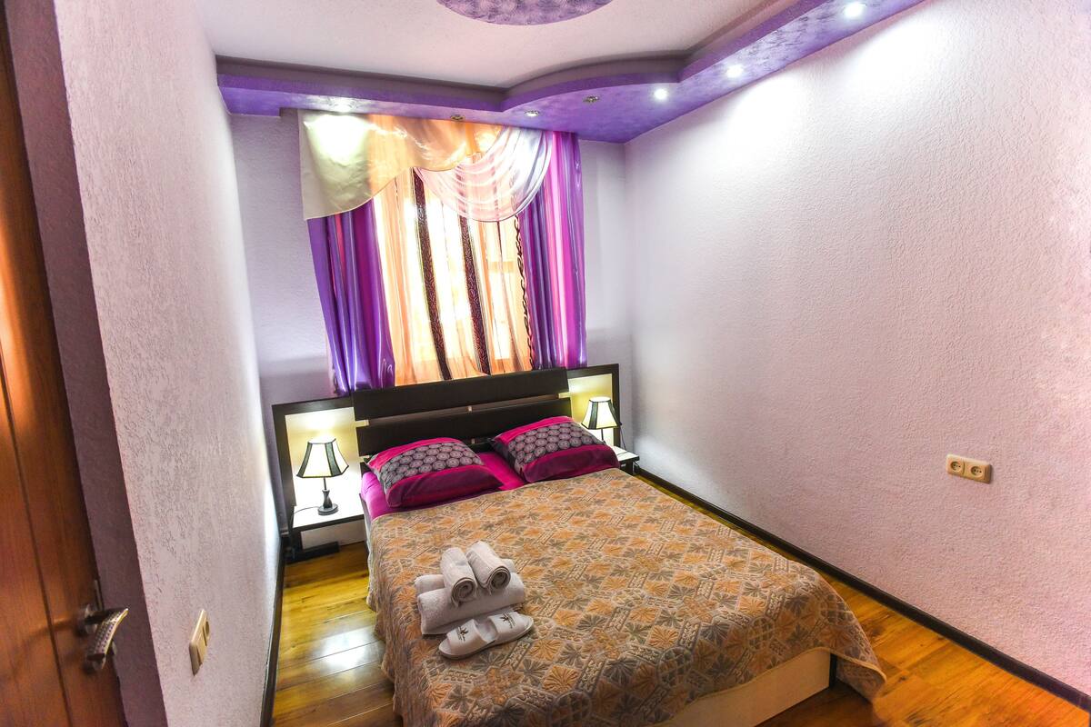 2 chambres, bureau, chambres insonorisées, fer et planche à repasser