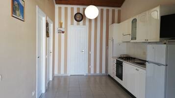 Frigorifero, piano cottura, macchina per tè/caffè, seggiolone