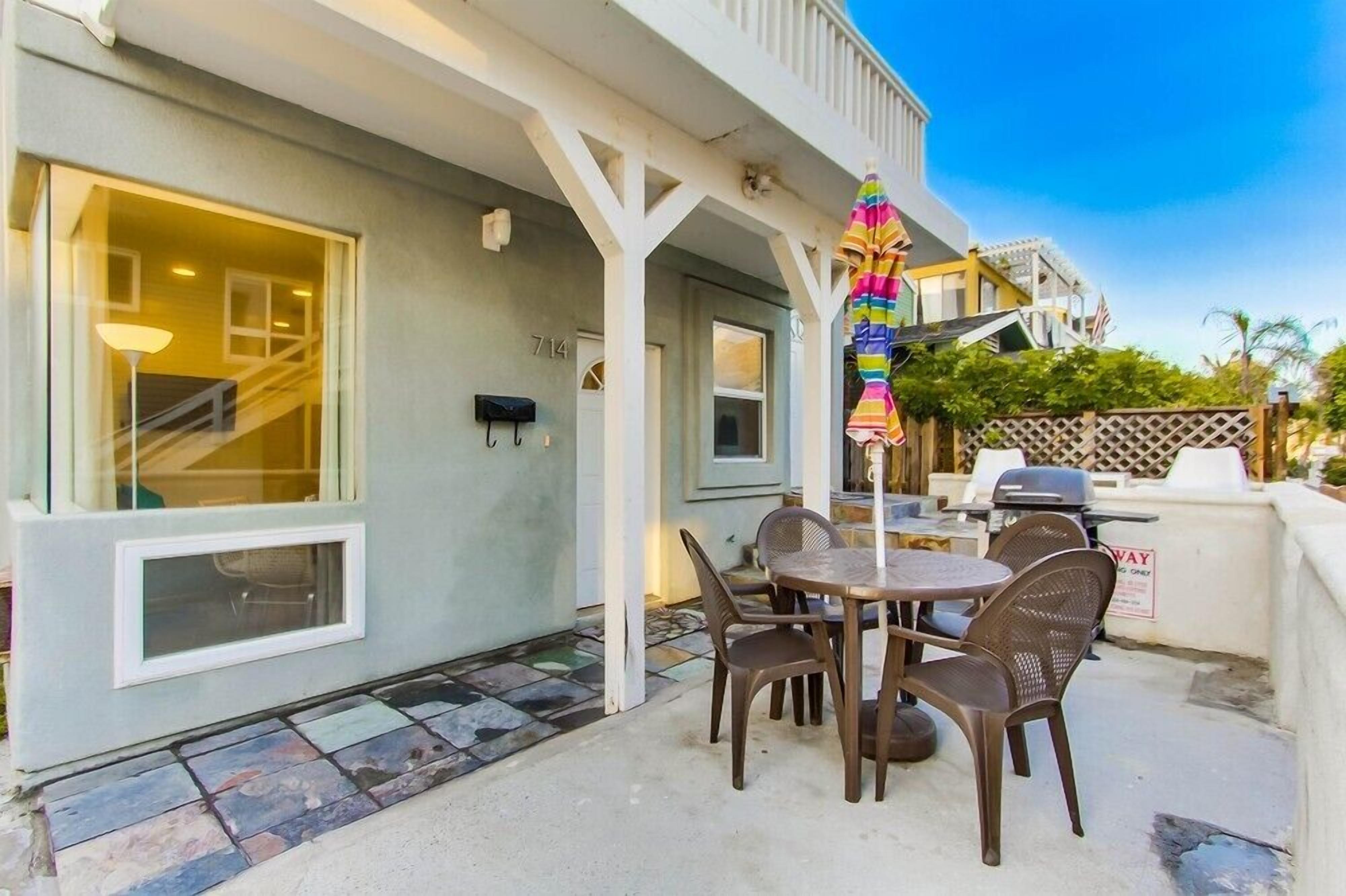 Une terrasse avec des meubles d’extérieur et un barbecue.