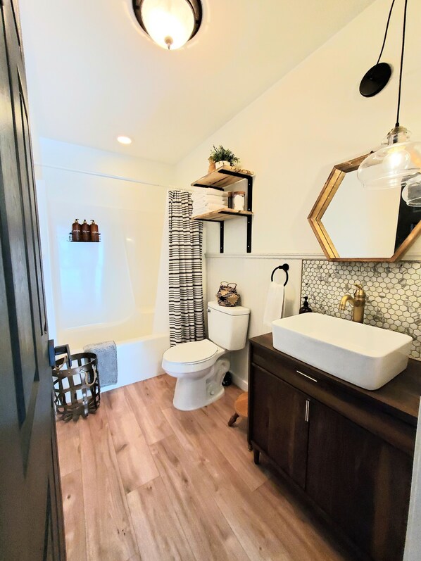 Combined shower/bathtub, hair dryer, towels, soap