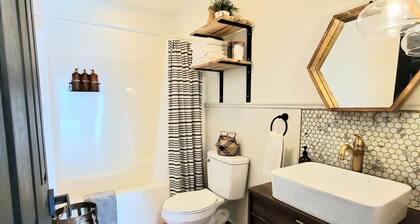 Trendy Cozy Cottage Clean Bright Three bed, Two bath Patio