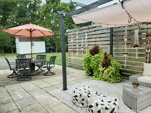 Outdoor dining - Trendy Cozy Cottage Clean Bright Three bed, Two bath Patio (Elkton)