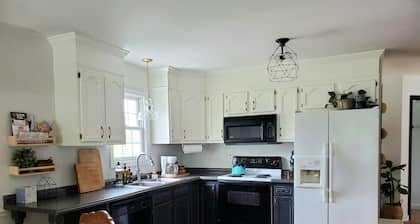 Trendy Cozy Cottage Clean Bright Three bed, Two bath Patio