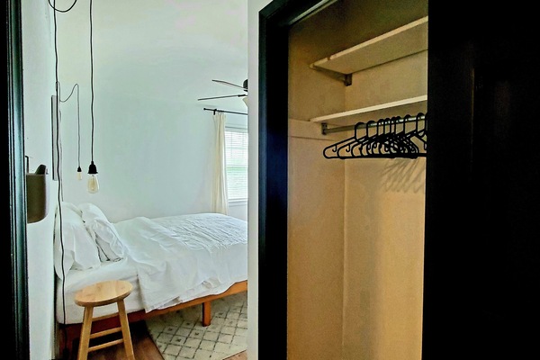 3 chambres, fer et planche à repasser, lit de bébé portatif