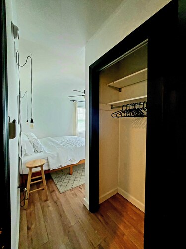 Trendy Cozy Cottage Clean Bright Three bed, Two bath Patio