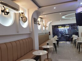 Cortinas blackout, tabla de planchar con plancha y wifi gratis 