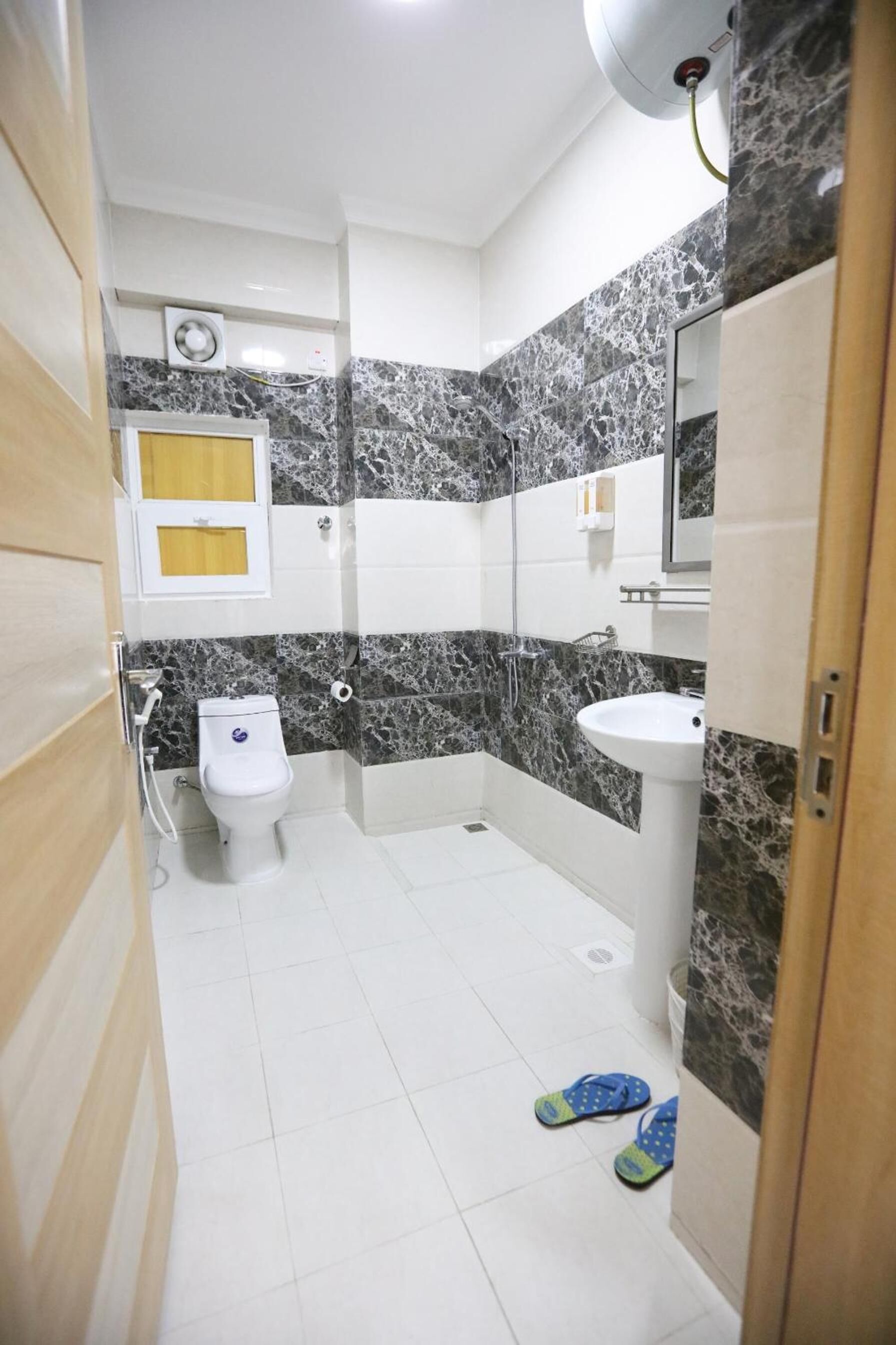Un baño con inodoro, lavabo y ducha.