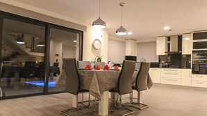 Een moderne eethoek met een tafel voor vier personen, omringd door stoelen.