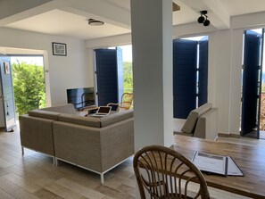 Fernseher, Bücher, Stereoanlage